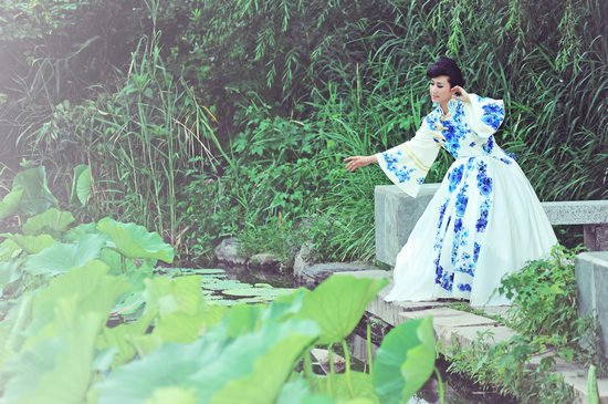 出<em>水芙蓉</em>湖边绽放 <em>芙蓉姐姐</em>清雅绣花长裙写真