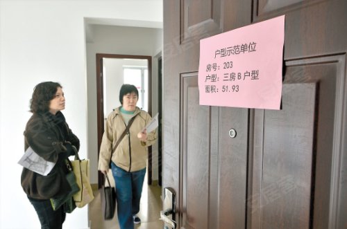 家庭月总收入_广州中等收入家庭(2)